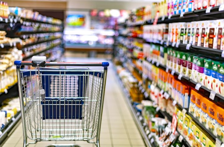 Бесплатная раздача продуктов в РФ: кто может их брать и в чём выгода магазинов?