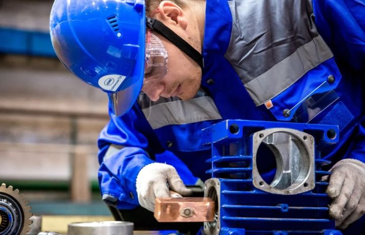 Каких профессий не хватает в ЛНР и на кого планируют обучать безработных в 2024 году?