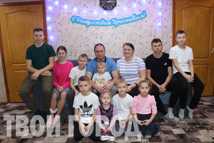 «13 детей – не предел»: как живет большая семья Морозовых из Свердловска