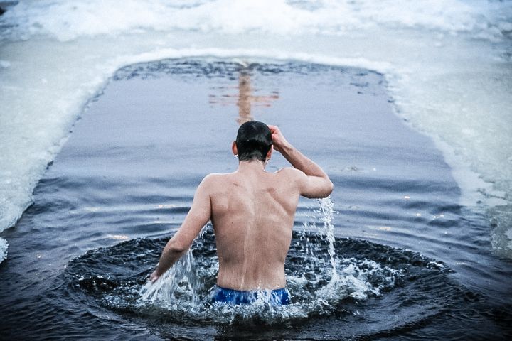 Как правильно окунаться и не замерзнуть после купания в проруби на Крещение?