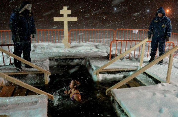 Из-за обстрелов в Донецке отменили крещенские купания: как с этим обстоят дела в ЛНР?