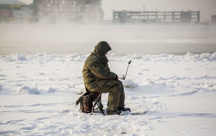 Жителям ЛНР посоветовали не пить на рыбалке зимой, чтобы не провалиться под лёд