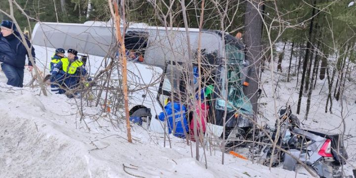 В Свердловской области столкнулись авто и автобус с детской командой хоккеистов: есть погибшие и пострадавшие