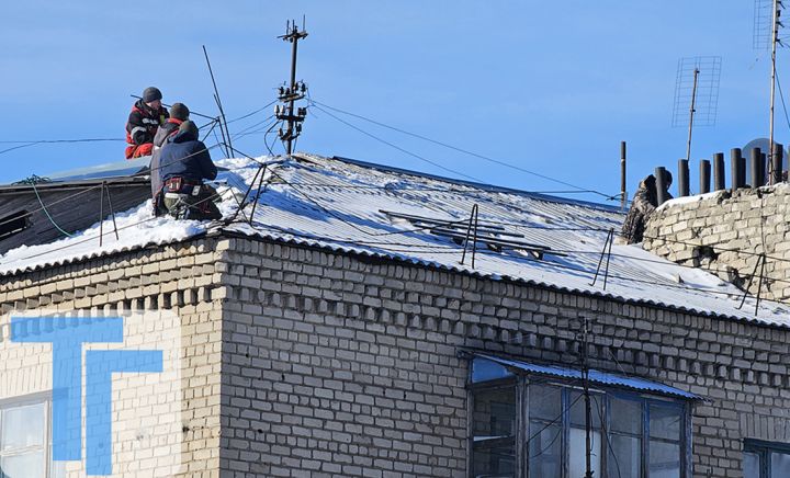 Ремонт свердловских крыш продолжается
