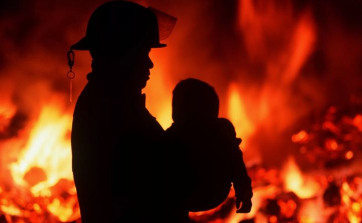 Четверо детей попали в больницу после ночного пожара в Луганске