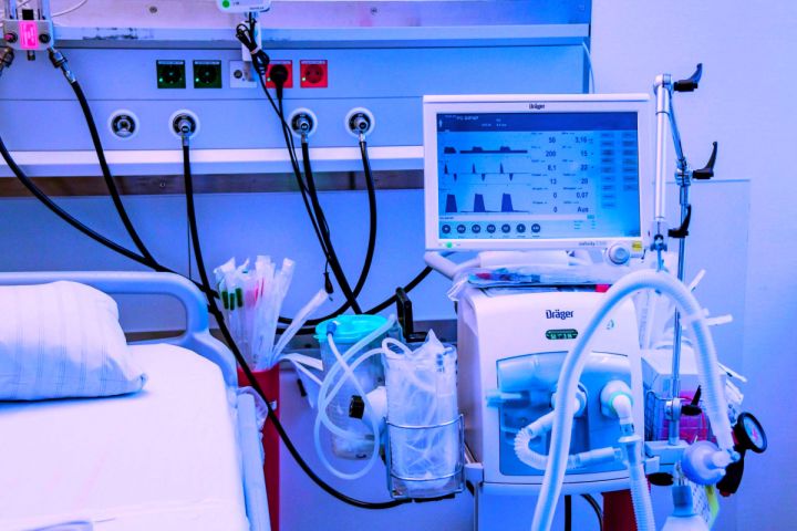 Врачи борются, но состояние крайне тяжёлое: как себя чувствует пострадавшая от обстрела ВСУ школьница из ЛНР?