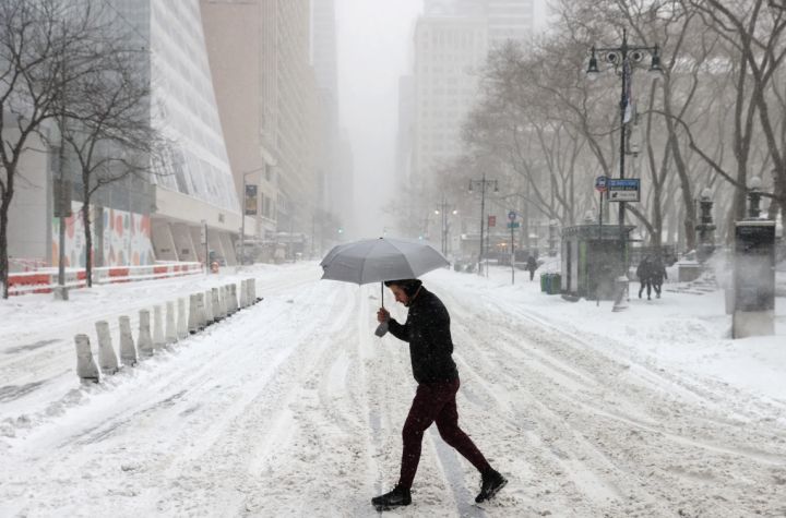 На Москву надвигается мощный снегопад и метель: стоит ли ждать непогоды жителям ЛНР?
