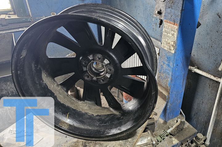 «Убийственные» ямы для ваших авто: кто компенсирует убытки свердловчанам, попавшим в ДТП из-за разбитых дорог?