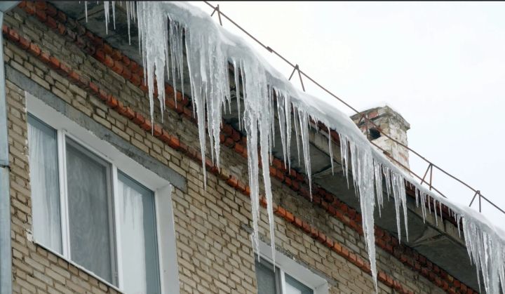 Падение снега с крыш и сильный гололёд: в МЧС ЛНР предупредили о рисках нахождения на улицах