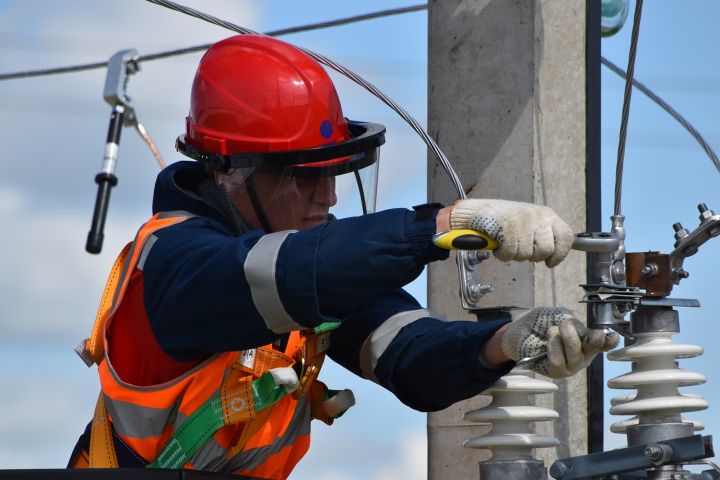 Теперь работа пойдёт быстрее? Восстановлением электроснабжения в ЛНР занялись приезжие бригады