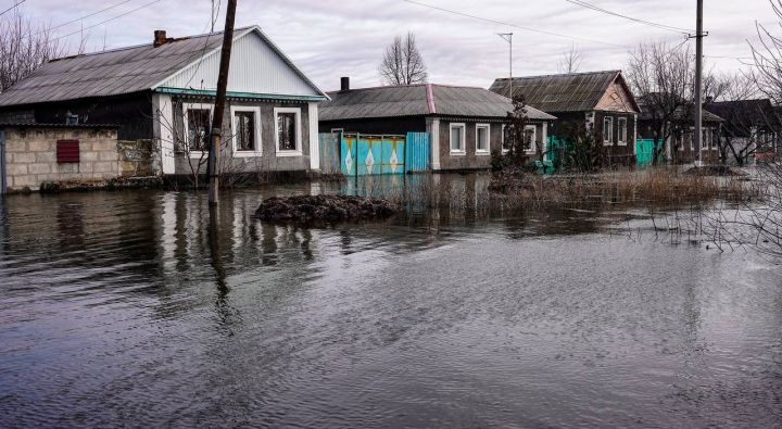 Вода уже в домах: жителей посёлка в 20 км от Луганска эвакуировали из-за затопления