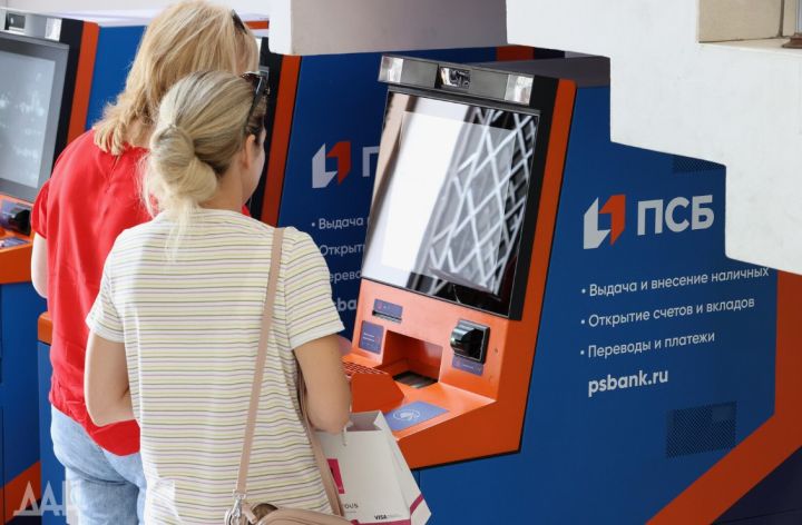 Почему жителям ЛНР выгоднее получать пенсию на банковскую карту?