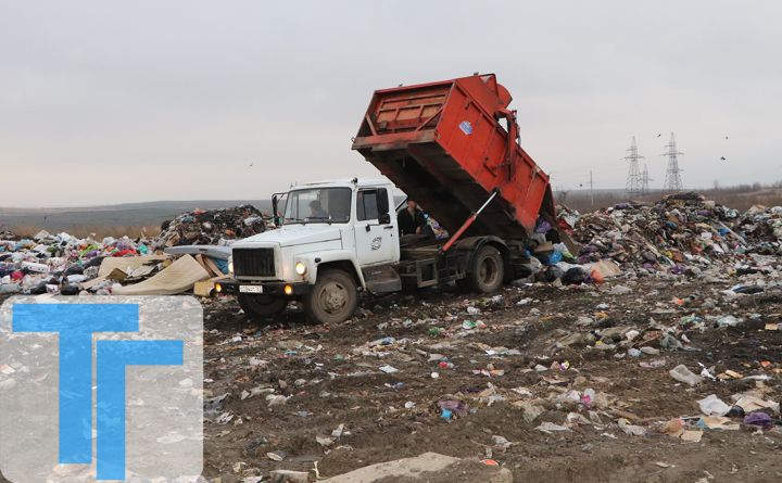 Краснодонское «Поле чудес»: как мусорная свалка практически «вывалилась» на трассу и чем это чревато для местных жителей?