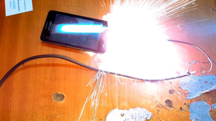 Будьте осторожны: хакеры начали удаленно сжигать телефоны через зарядку