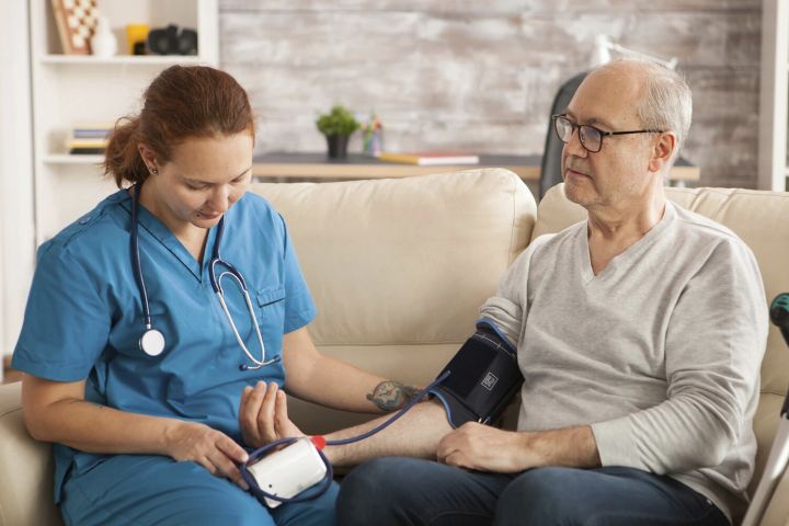 Кардиолог рассказал, как часто пожилым людям нужно измерять давление