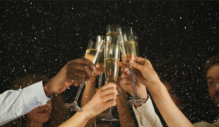 Настоящий «убийца с салютом»: врач рассказал об алкогольном напитке, ухудшающем зрение и вызывающем мигрень