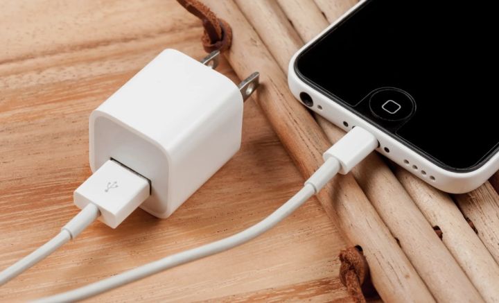 В Ногинске парень умер из-за удара током, когда разговаривал по телефону на зарядке