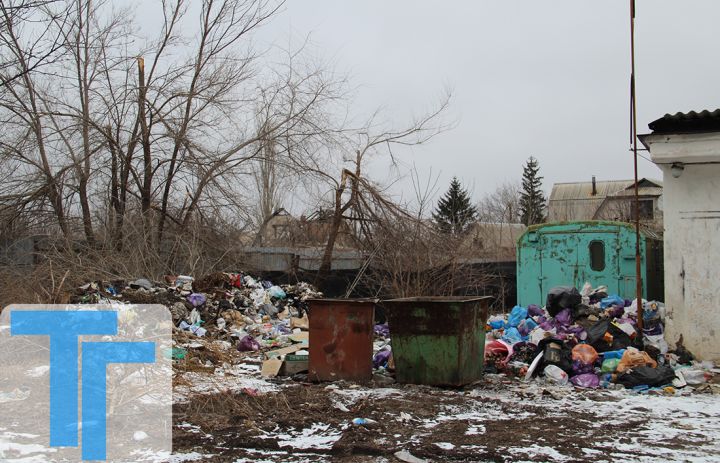 Свалка по улице Гвардейской в Свердловске, которая мешает горожанам жить: когда за неё возьмутся коммунальщики?