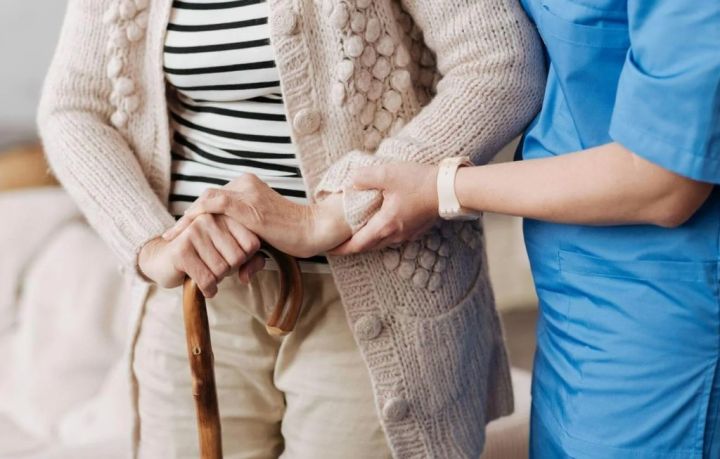 Как оформить уход за пожилым человеком в ЛНР,  сколько за это будут платить и какие льготы положены?