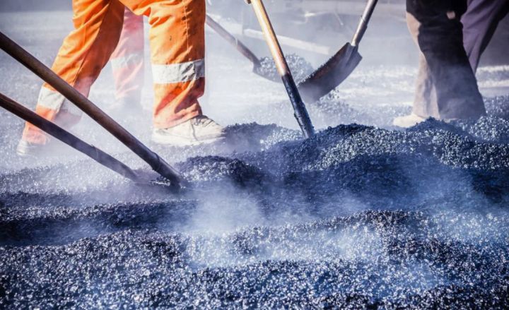 Ремонт дорог горячим асфальтобетоном проведут в Луганске на 22 улицах в 2024 году: кому ждать новое полотно?