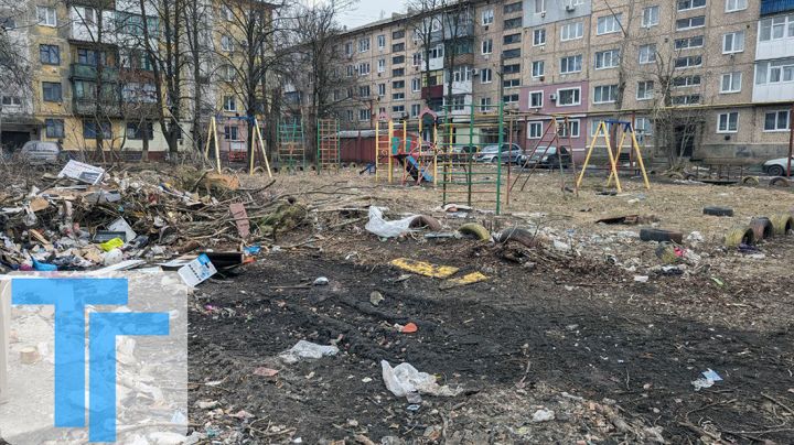 Где играть детям? Как детская площадка в Свердловске оказалась вторым мусорником