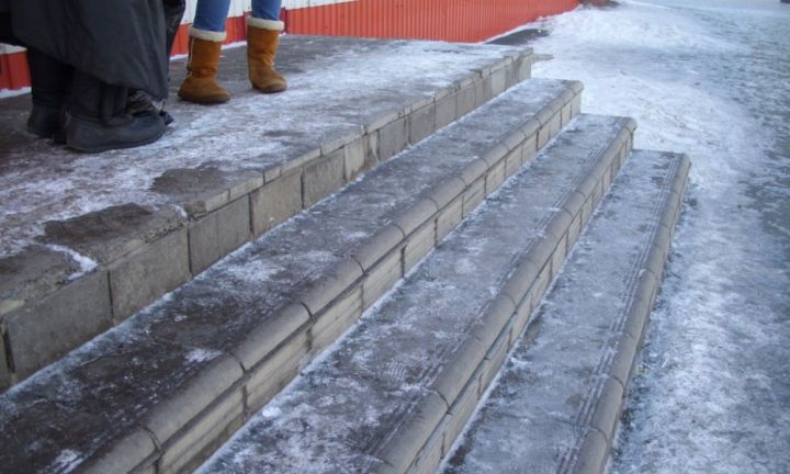 В России школьница сломала позвоночник из-за льда, который не убрали коммунальщики