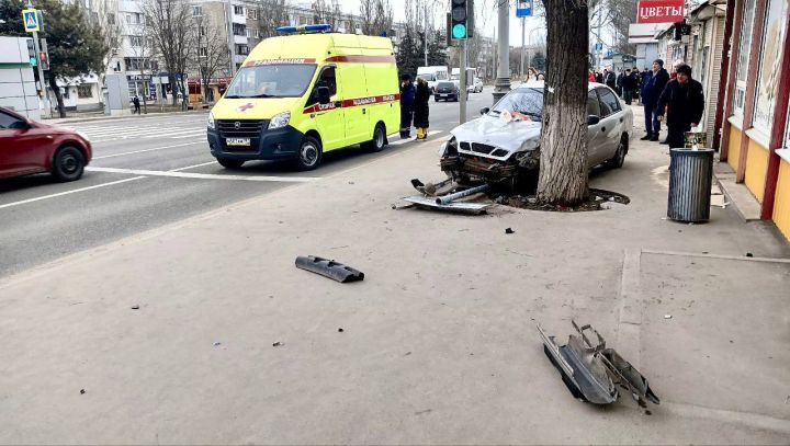 Упал в обморок, наехал на пешеходов и врезался в дерево: в Луганске произошло ДТП с 4 пострадавшими