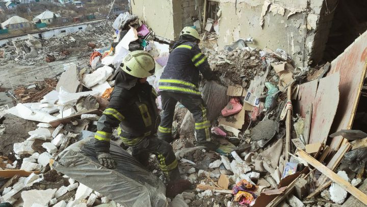 В результате обстрела 9-этажного дома в ЛНР со стороны ВСУ погиб мирный житель