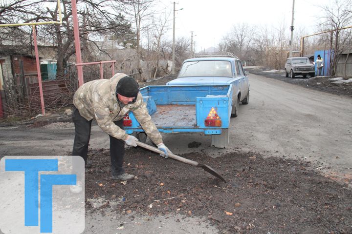 Делаем для себя: как свердловчане самостоятельно начали «латать» дороги