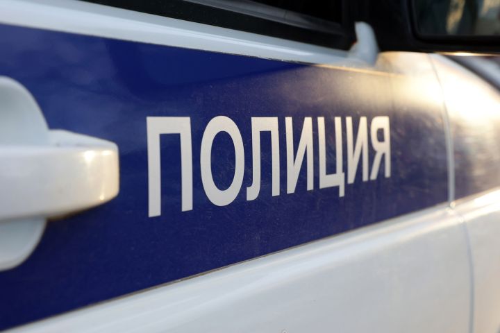 В Луганске БТР перевернулся и разрушил детскую площадку, размещённую у дороги