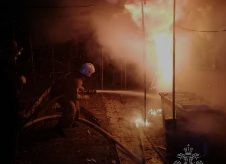 Масштабный пожар возник в многоэтажке Луганска: эвакуированы 20 человек, есть пострадавший