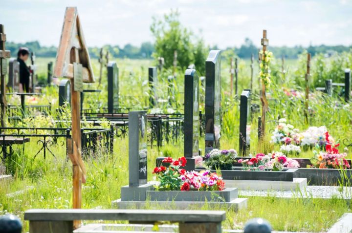 Жителям ЛНР напомнили, что категорически нельзя делать на кладбище