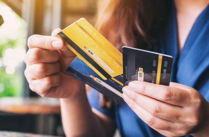 Жителям ЛНР разъяснили, можно ли снять деньги с карты, если истёк срок действия?