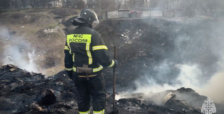 Вблизи центра Луганска произошло серьёзное возгорание: спасатели занимаются ликвидацией пожара