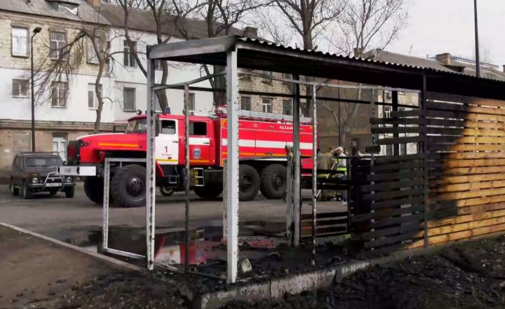 Разгорелось неожиданно: в луганском сквере имени Героев Молодой Гвардии сожгли мусорные контейнеры