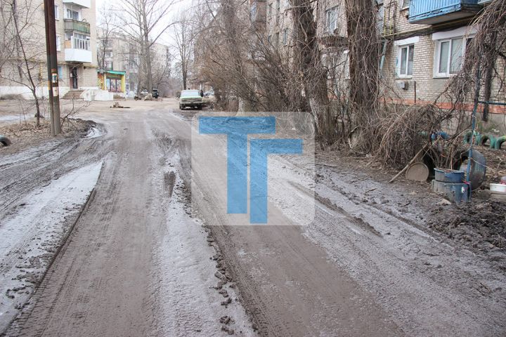 Квартал Лютикова в Краснодоне: о разбитых дорогах и бесконечном мусоре