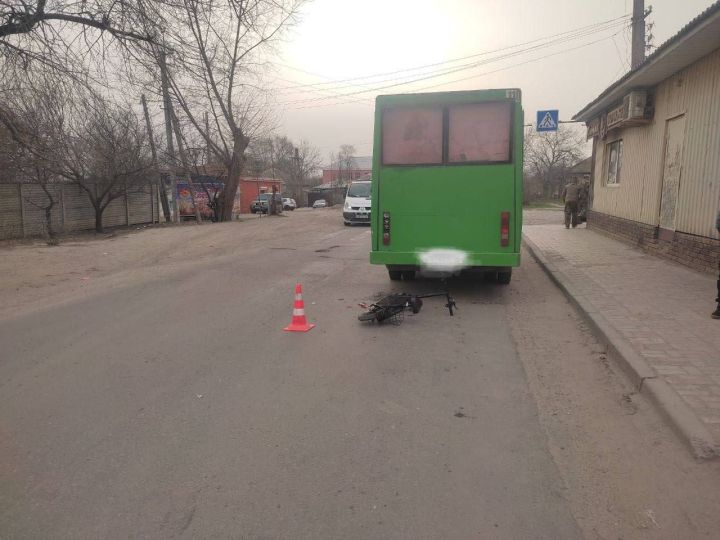 Два ребёнка на самокате въехали в маршрутку в Луганске