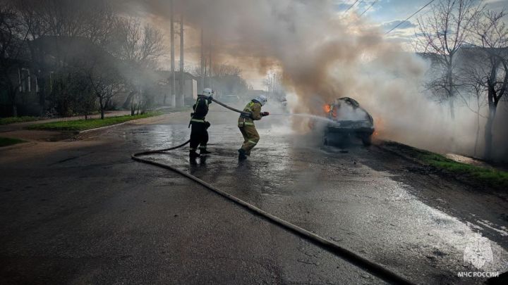 В Луганске загорелся и взорвался автомобиль
