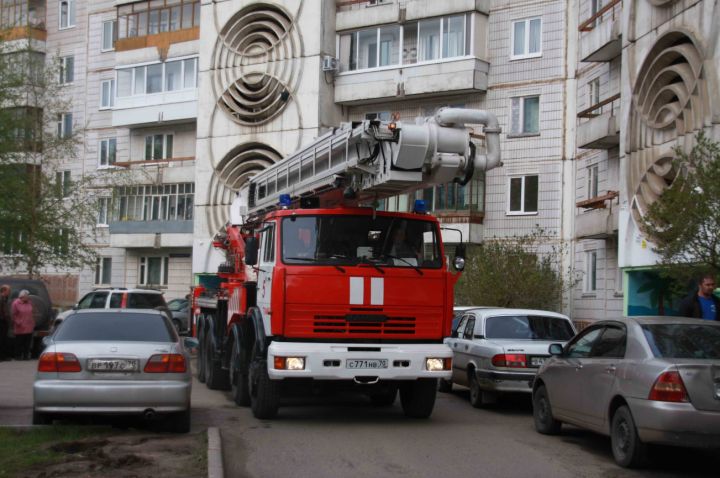 ВСУ обстреляли Кременную: загорелась многоэтажка, пострадали два человека