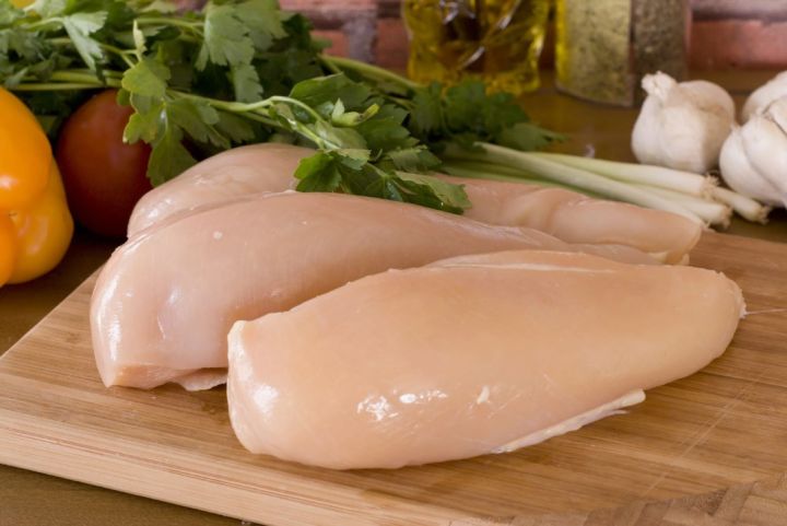 В куриной грудке, ввозимой в ЛНР, обнаружили сальмонеллу. Чем опасна бактерия для человека?