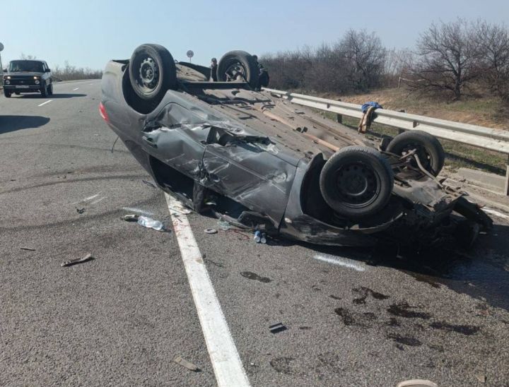 Превысил скорость и выехал за пределы дороги: четверо жителей ЛНР перевернулись на одной из трасс