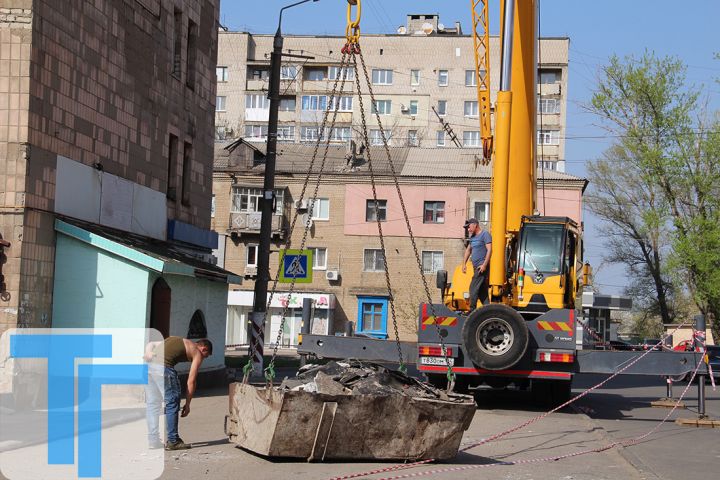 Специалисты занялись ремонтом крыши свердловского общежития