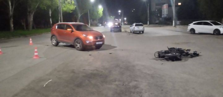 Автомобиль сбил двух подростков на мопеде в Луганске