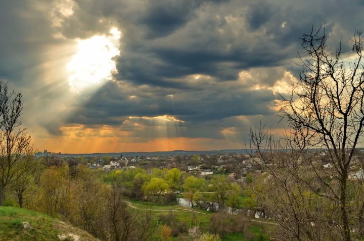 Дождь с грозой и сильный ветер: в ЛНР 18 апреля ожидаются осадки
