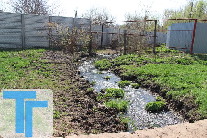 «Неукротимая река» в Краснодоне: жители остаются без питьевой воды, пока она течёт под окнами