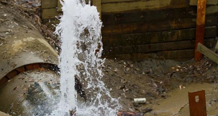 Часть адресов в двух городах ЛНР осталась без воды из-за аварии