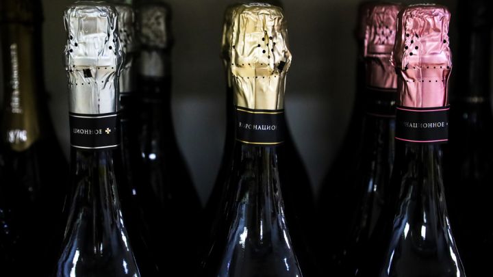 С 1 мая 2024 года в России подорожают вино и шампанское на 40%