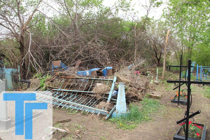 Хорошо ли свердловчане чтят память своих предков? В каком состоянии находятся кладбища в городе перед Красной горкой