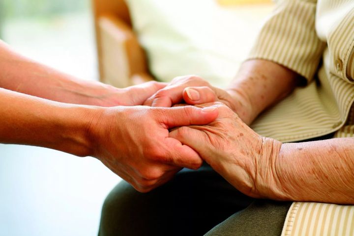 Стало известно, с какого возраста в ЛНР можно оформить уход за пожилым человеком
