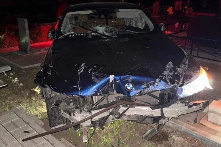 На Кубани 22-летняя девушка на BMW заехала на кладбище и снесла больше десяти могил